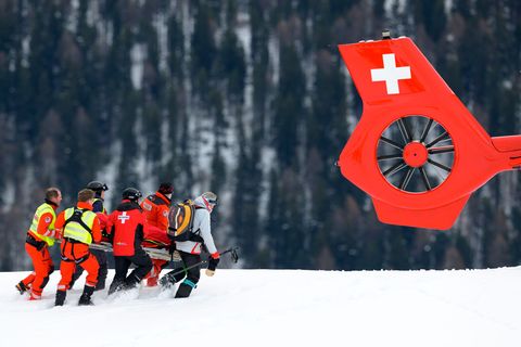 Michelle Gisin wird nach ihrem Sturz in St. Moritz zum Rettungshubschrauber gebracht. Foto: Jean-Christophe Bott/KEYSTONE/dpa