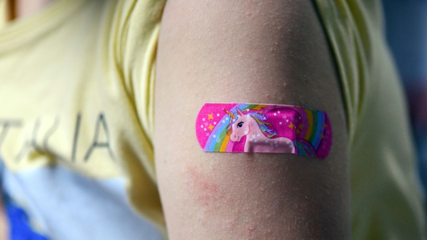 Mädchen mit Pflaster nach einer Impfung