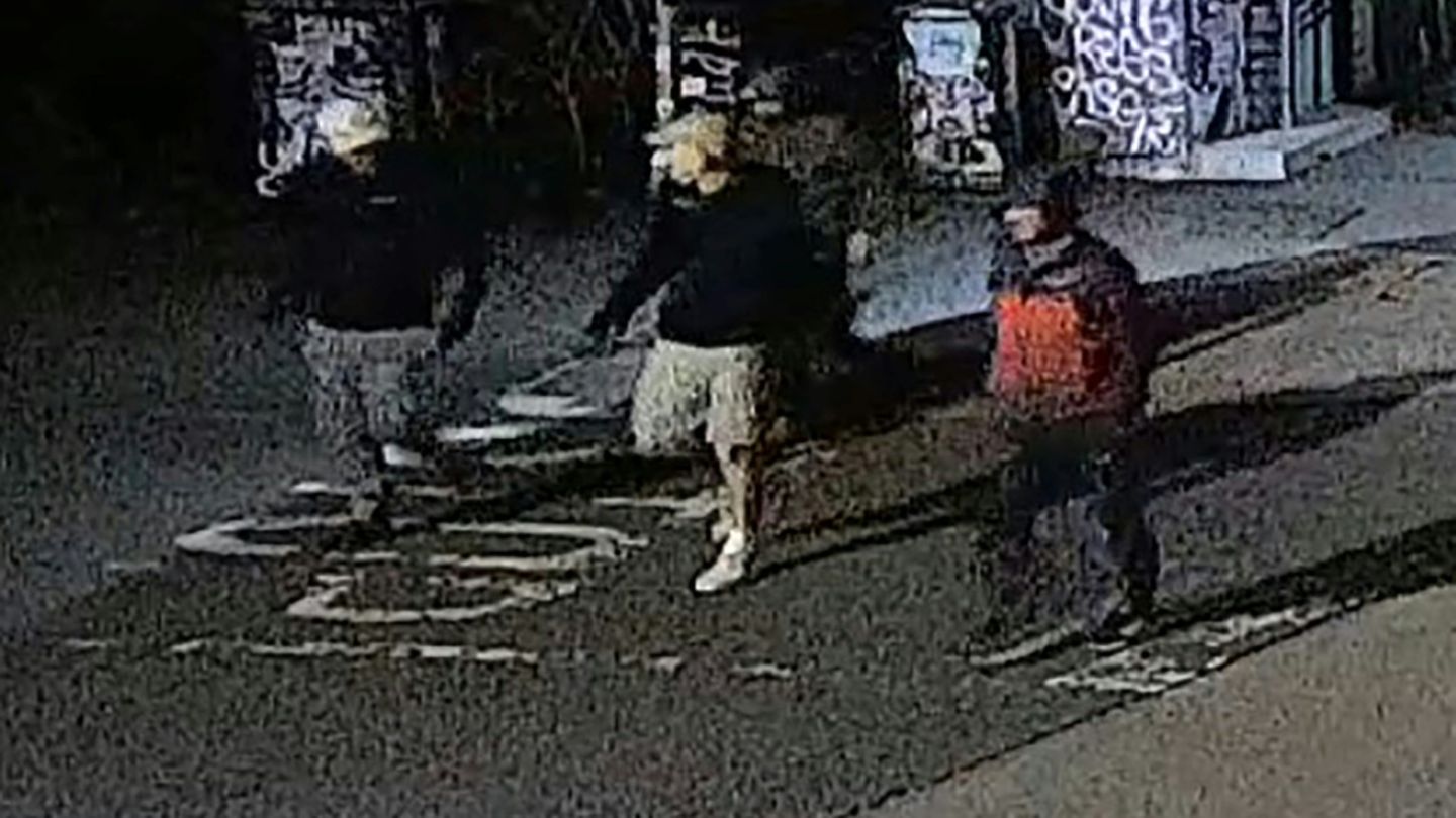 Ein Überwachungskamerabild zeigt die mutmaßlichen Täter