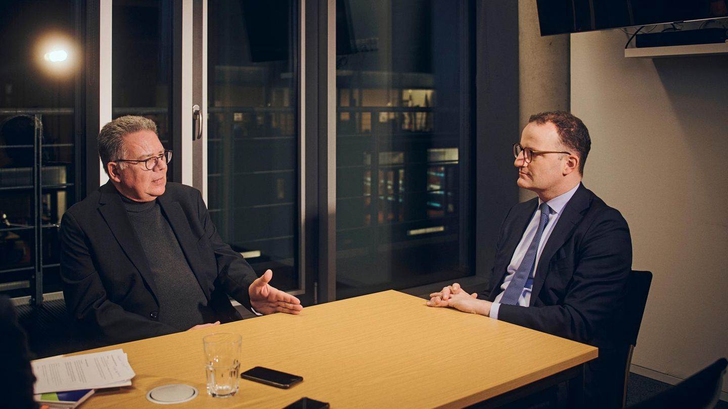 Olaf Zimmermann (l.) und Jens Spahn beim Gespräch in einem Büro des Deutschen Bundestags