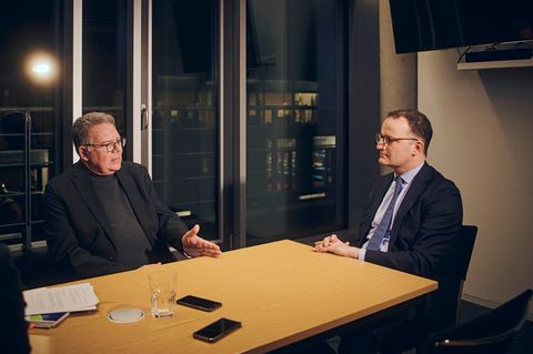 Olaf Zimmermann (l.) und Jens Spahn beim Gespräch in einem Büro des Deutschen Bundestags