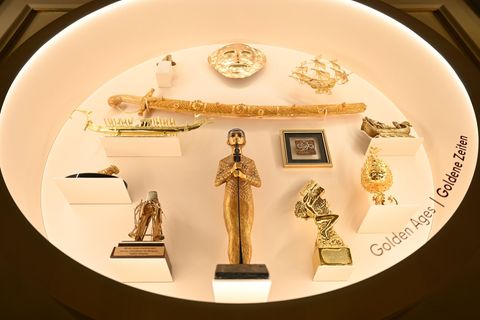 Eine Vitrine der Ausstellung enthält Goldgeschenke. Foto: Elisa Schu/dpa