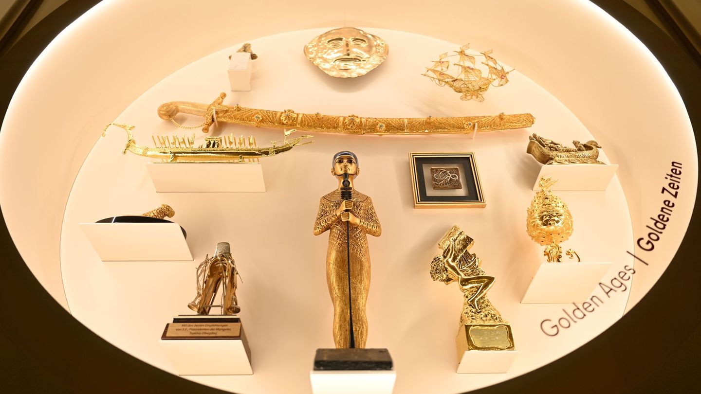 Eine Vitrine der Ausstellung enthält Goldgeschenke. Foto: Elisa Schu/dpa