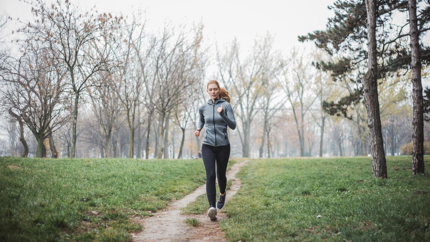eine Joggerin im Herbst