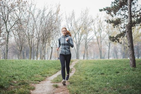 eine Joggerin im Herbst