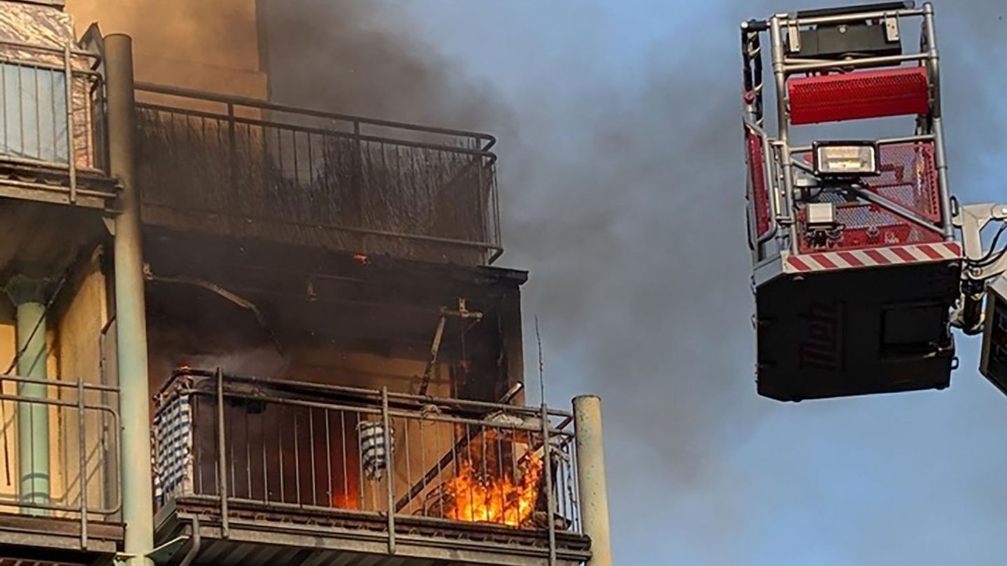 Die Feuerwehr Dresden löscht einen Brand im vierten Stock eines Wohnhauses in der Stauffenbergallee. Foto: -/Feuerwehr Dresden/d