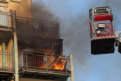 Die Feuerwehr Dresden löscht einen Brand im vierten Stock eines Wohnhauses in der Stauffenbergallee. Foto: -/Feuerwehr Dresden/d