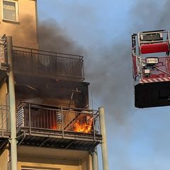 Die Feuerwehr Dresden löscht einen Brand im vierten Stock eines Wohnhauses in der Stauffenbergallee. Foto: -/Feuerwehr Dresden/d