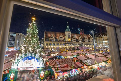 Der Besuch eines Weihnachtsmarktes - hier Leipzig - ist natürlich ohne einen "verpflichtenden Sicherheitscheck" des Verfassungss