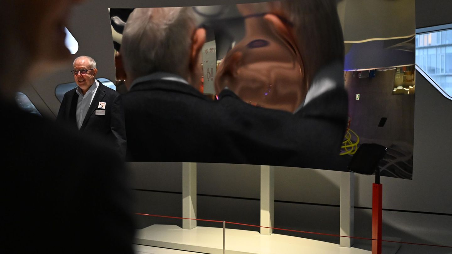 Michel Junge, Geschäftsführer und Direktor des Phaeno, zeigt in dem Wissenschaftsmuseum nach dem Umbau unter anderem rund 200 üb