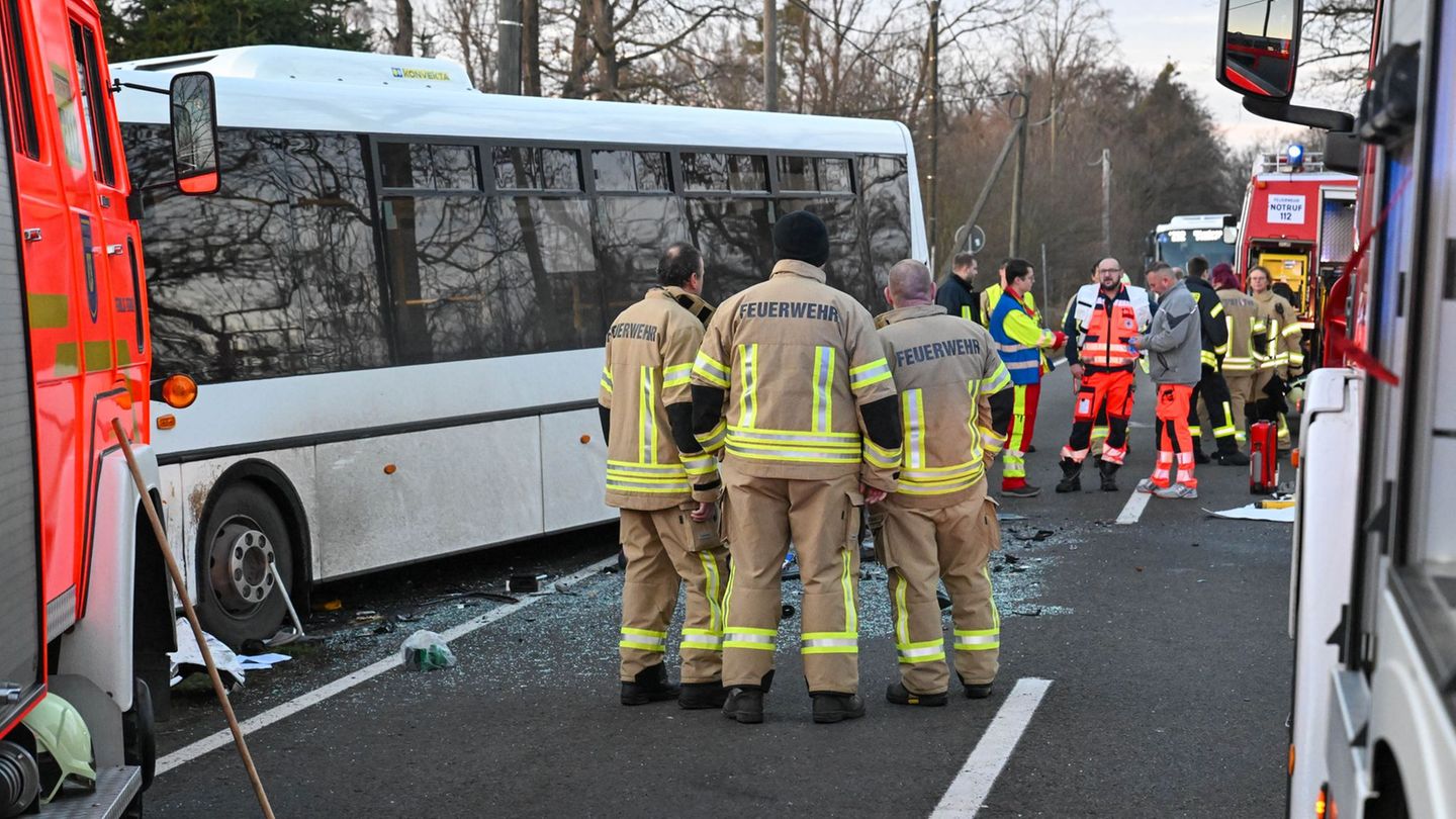 Einsatzkräfte sichern die Unfallstelle auf der S11 in Doberschütz, nachdem ein Linienbus mit einem Auto zusammengestoßen war Fot