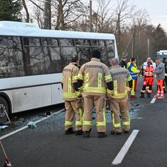 Einsatzkräfte sichern die Unfallstelle auf der S11 in Doberschütz, nachdem ein Linienbus mit einem Auto zusammengestoßen war Fot