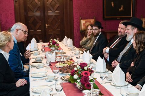 Bremens Bürgermeister Andreas Bovenschulte (links, SPD) im Gespräch mit dem Oberrabbiner des Staates Israel, Kalman Meir Ber (re