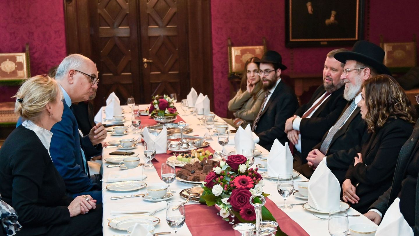 Bremens Bürgermeister Andreas Bovenschulte (links, SPD) im Gespräch mit dem Oberrabbiner des Staates Israel, Kalman Meir Ber (re