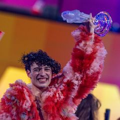 2024 jubelte der Schweizer Teilnehmer Nemo mit dem Pokal in der Hand über den Sieg