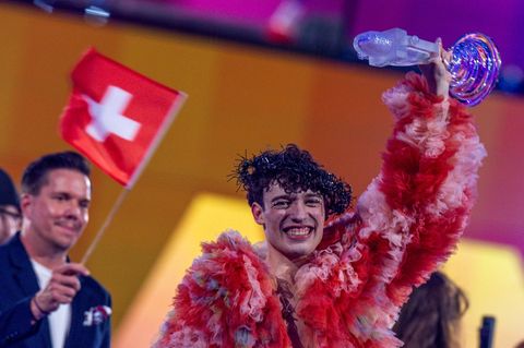 2024 jubelte der Schweizer Teilnehmer Nemo mit dem Pokal in der Hand über den Sieg