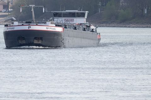 Ein festgefahrenes Schiff auf dem Rhein konnte nun weiterfahren. (Symbolbild) Foto: Boris Roessler/dpa