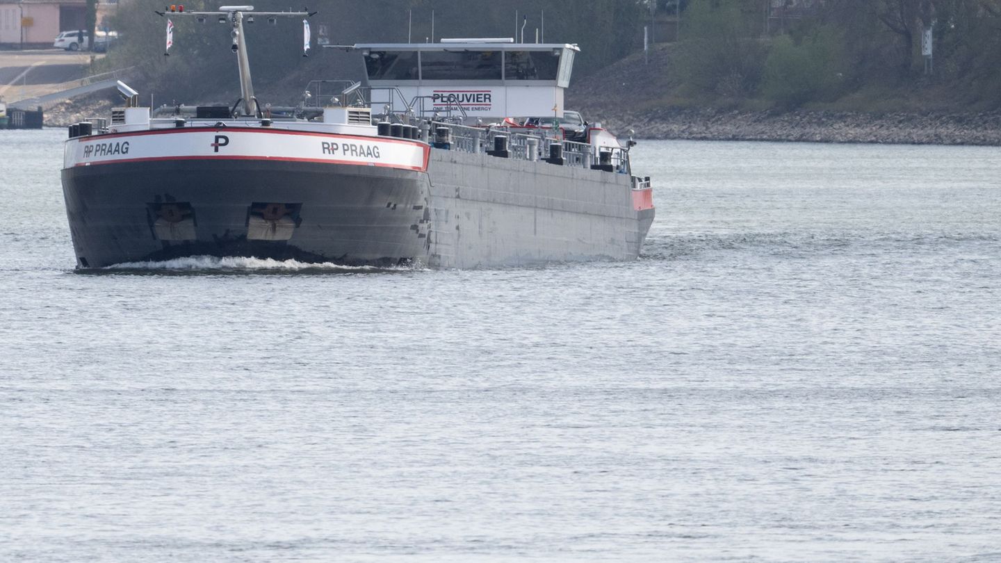 Bei-Oestrich-Winkel-Rhein-wieder-frei-festgefahrenes-Schiff-befreit