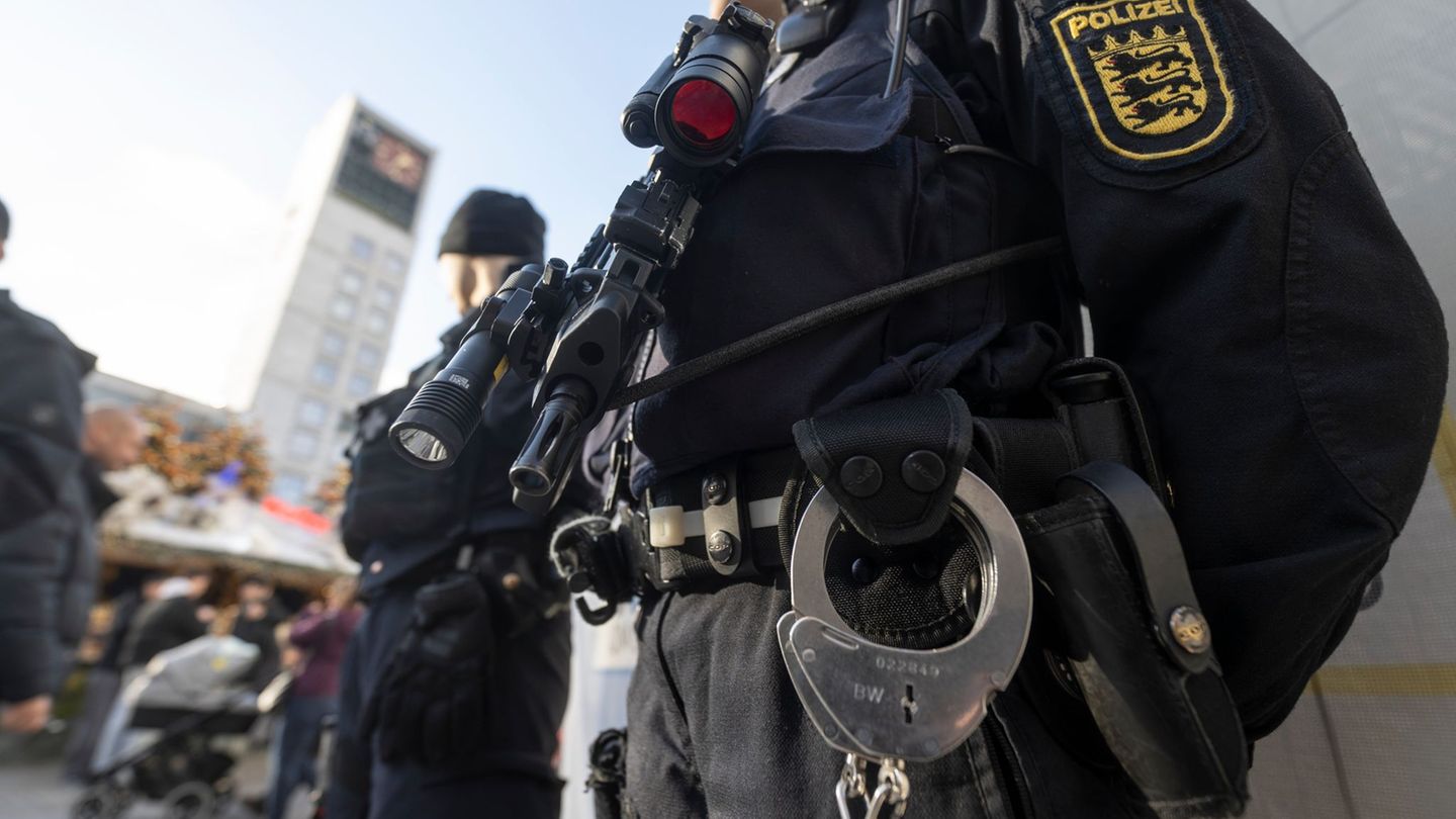 Auch ohne konkrete Gefährdungserkenntnisse bereitete sich die Polizei intensiv auf die Partie vor. Foto: Marijan Murat/dpa