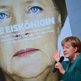 Angela Merkel vor einem älteren stern-Cover mit ihrem Konterfei