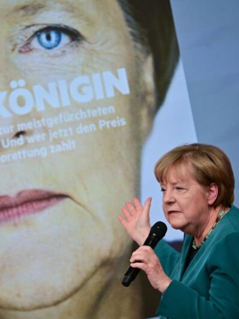 Angela Merkel vor einem älteren stern-Cover mit ihrem Konterfei