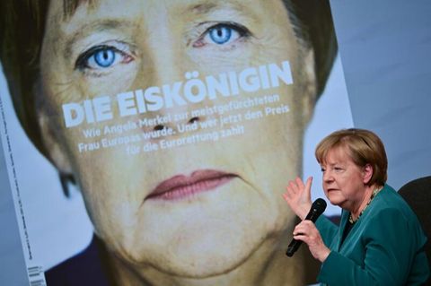 Angela Merkel vor einem älteren stern-Cover mit ihrem Konterfei