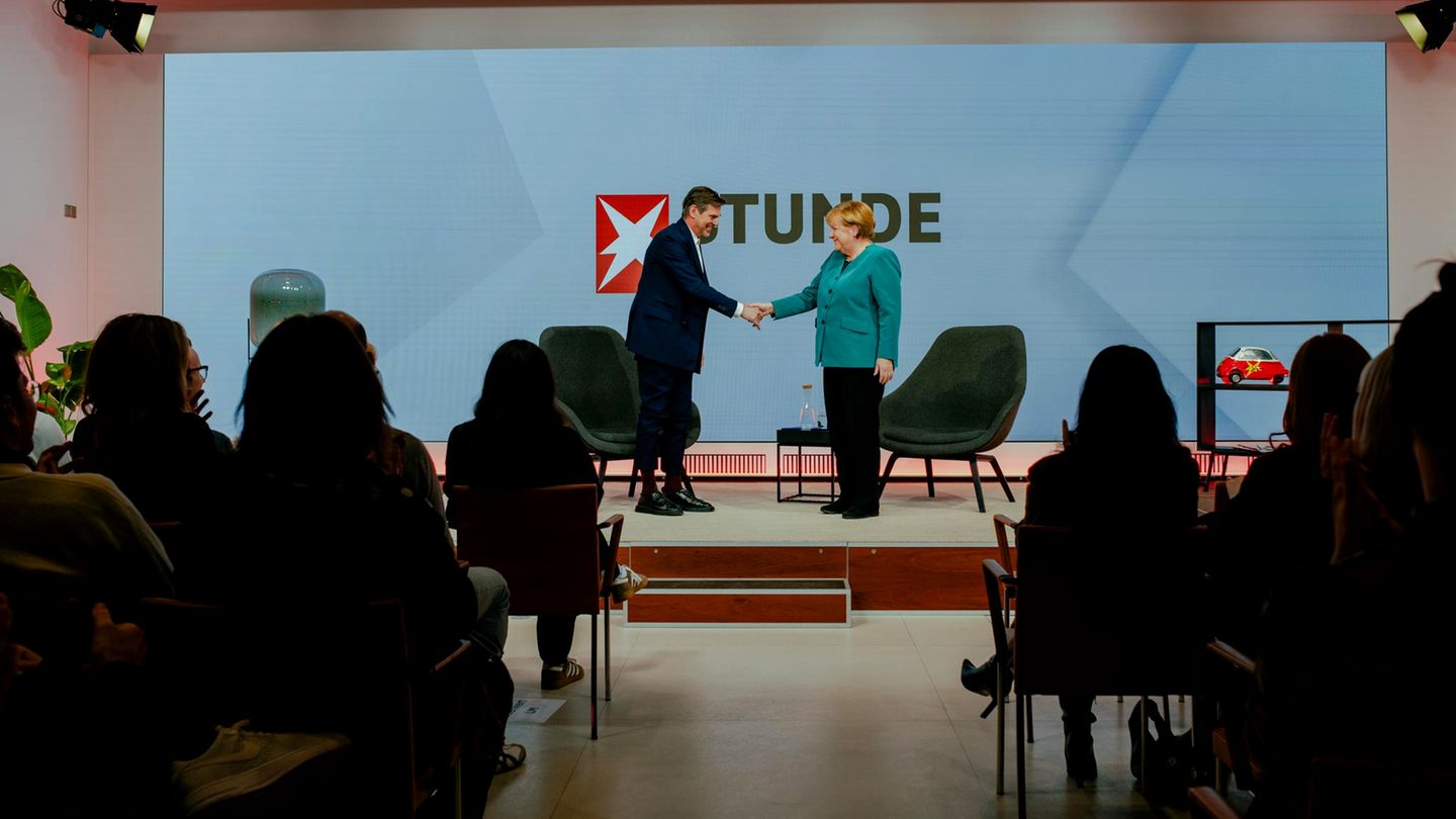 Nach circa einer Stunde verabschiedete Gregor Peter Schmitz die frühere Bundeskanzlerin zum Ende der STERN STUNDE