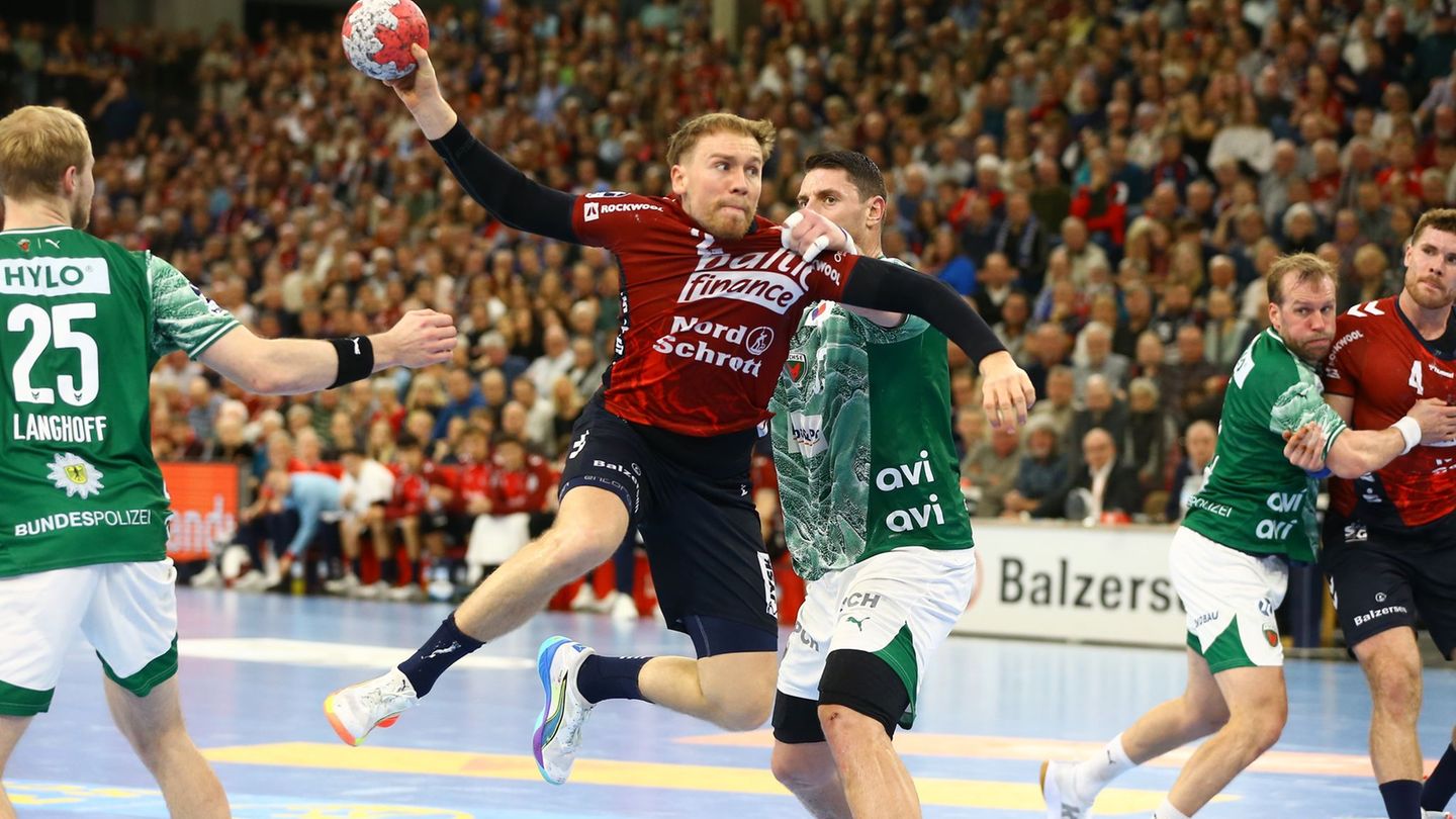 Flensburgs Simon Pytlick beim Torwurf. Foto: Michael Hundt/dpa