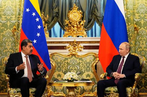 Der russische Präsident Wladimir Putin (r.) im Gespräch mit Venezuelas Präsident Nicolas Maduro