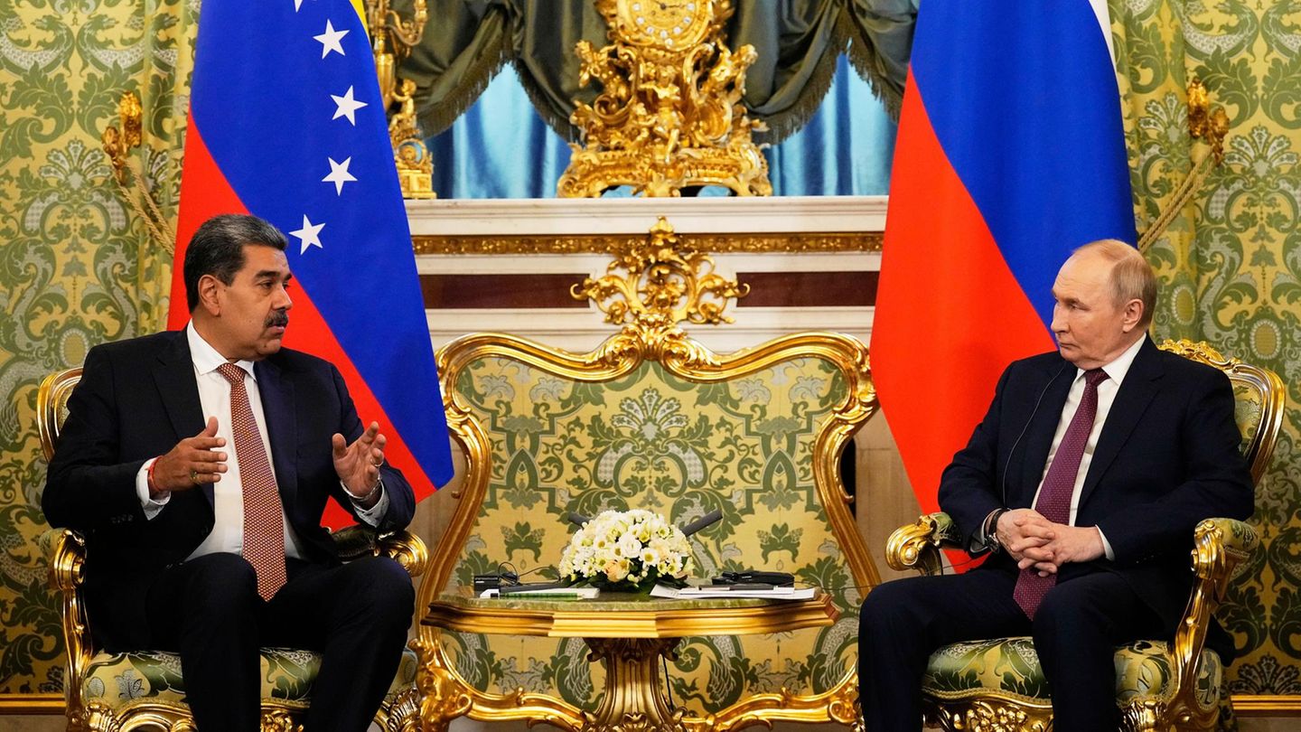 Der russische Präsident Wladimir Putin (r.) im Gespräch mit Venezuelas Präsident Nicolas Maduro
