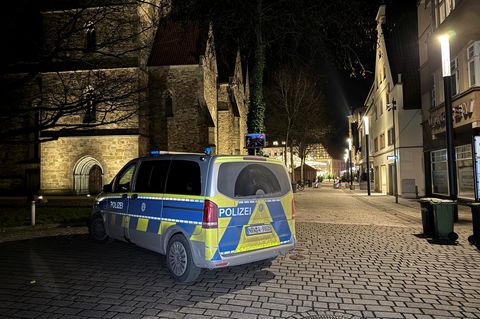 Ein Polizeiauto in der Nähe des Herforder Weihnachtsmarktes