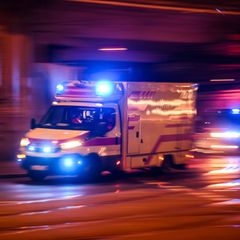 In Dresden sind Rettungskräfte selbst Opfer eines Übergriffs geworden. (Symbolbild) Foto: Robert Michael/dpa