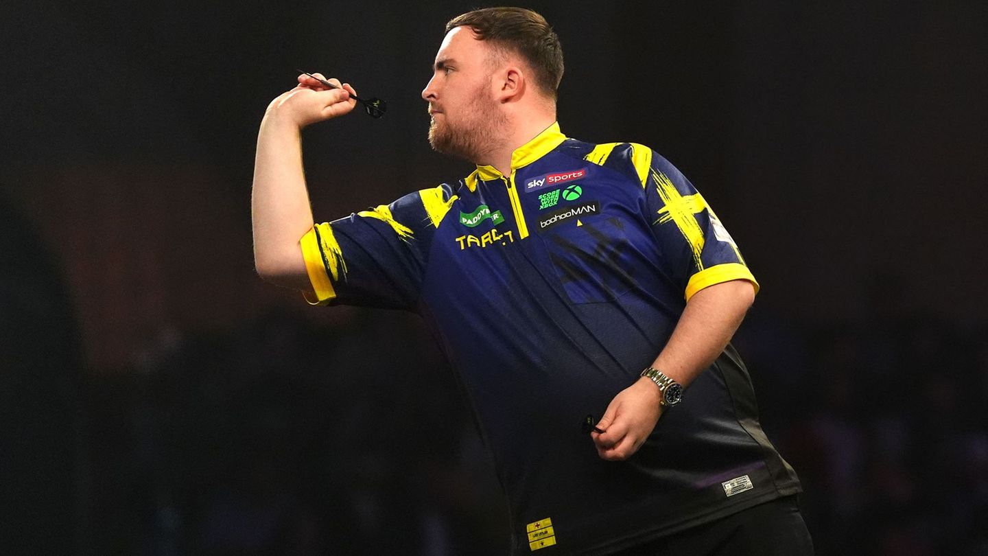 Luke Littler meistert seine Auftakthürde. Foto: Adam Davy/PA Wire/dpa