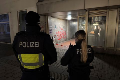 Polizisten stehen an einem Flatterband in Herford, wo ein 16-Jähriger bei einem Messerangriff lebensgefährlich verletzt wurde. F
