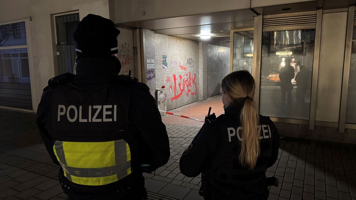 Polizisten stehen an einem Flatterband in Herford, wo ein 16-Jähriger bei einem Messerangriff lebensgefährlich verletzt wurde. F