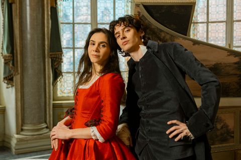 Maria Anna (Havana Joy) und Amadeus Mozart (Eren M. Güvercin) sind beide musikalisch hochbegabt. Doch nur er bleibt der Musikwelt langfristig im Gedächtnis.