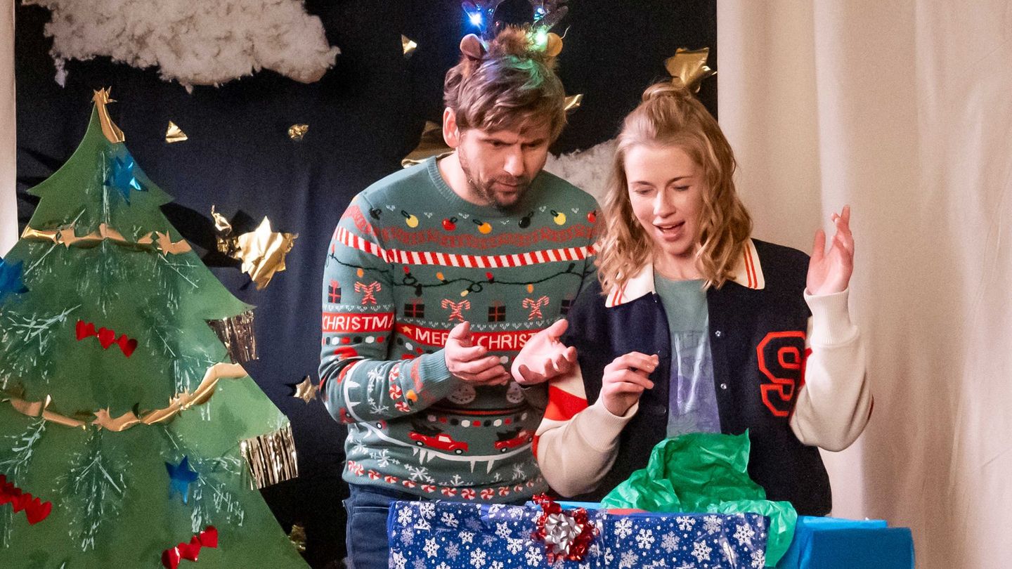 Bodo Hartmann (Steve Windolf) und Liz Schott (Christine Eixenberger) ahnen nicht, was dieses Weihnachtsfest für eine unglaubliche Überraschung für sie bereit hält.