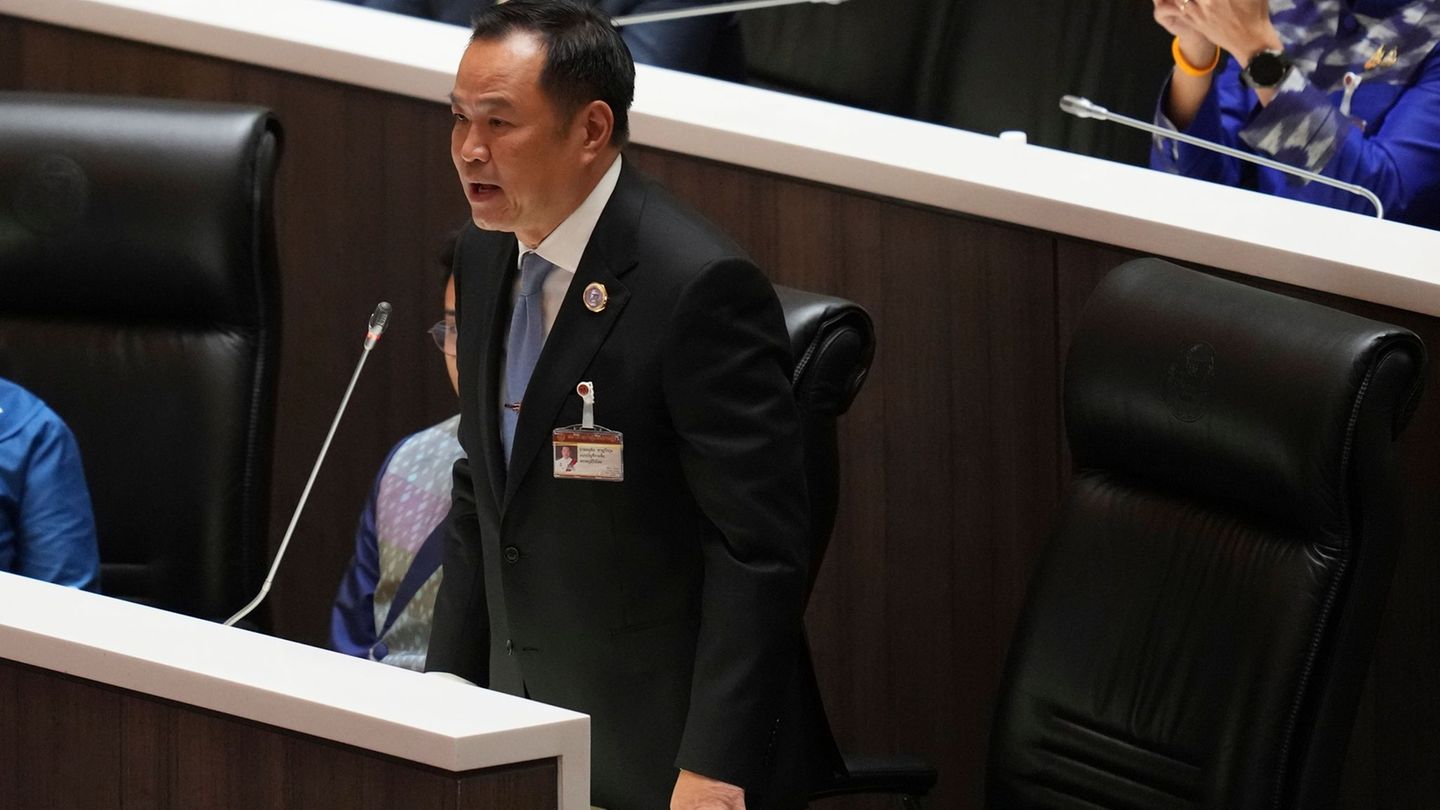 Regierungschef Charnvirakul beantragte die Auflösung des Repräsentantenhauses. Foto: Sakchai Lalit/AP/dpa