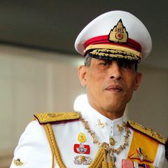 Maha Vajiralongkorn, der König von Thailand, trägt eine weiße Uniform mit etlichen Orden auf der Brust