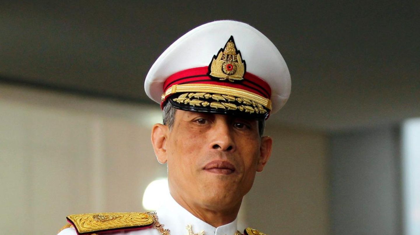 Regierungkrise-K-nig-von-Thailand-l-st-Repr-sentantenhaus-auf