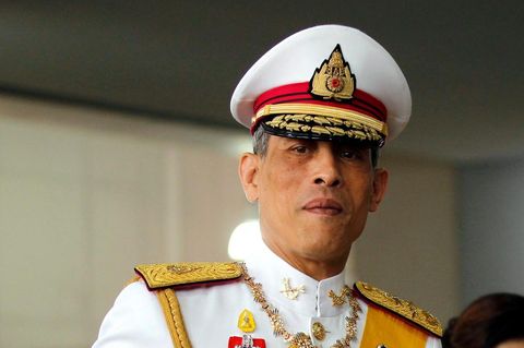 Maha Vajiralongkorn, der König von Thailand, trägt eine weiße Uniform mit etlichen Orden auf der Brust