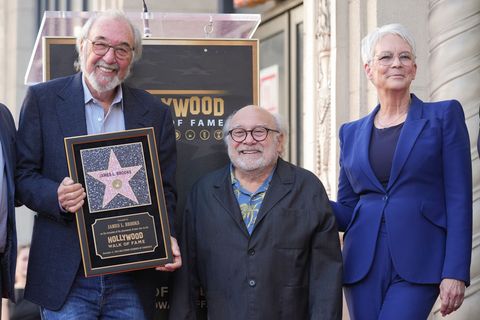 James L. Brooks ließ sich von Danny DeVito und Jamie Lee Curtis feiern. Foto: Chris Pizzello/Invision/AP/dpa