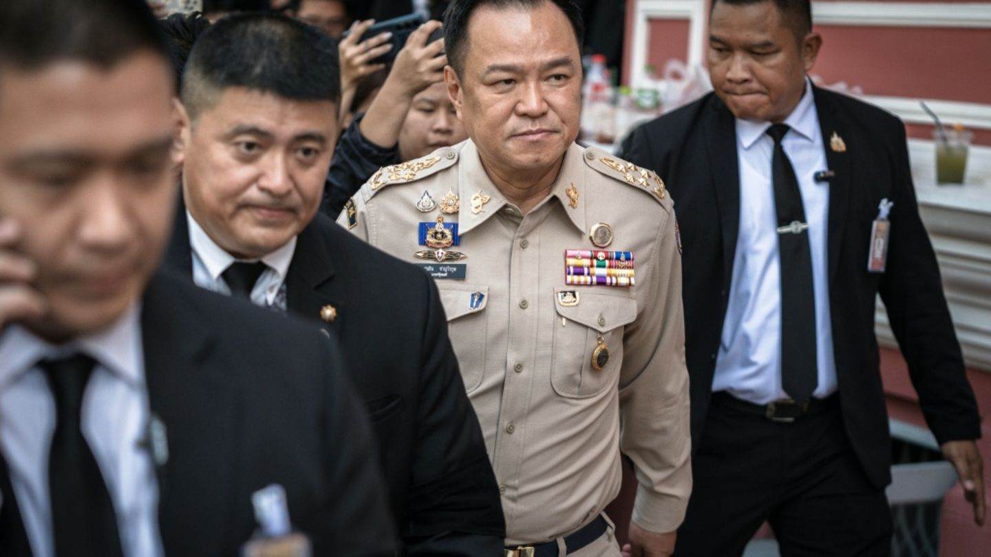 Der thailändische Regierungschef Anutin Charnvirakul (M.)