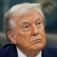 US-Präsident Donald Trump sieht ernüchtert aus, während er im Oval Office sitzt