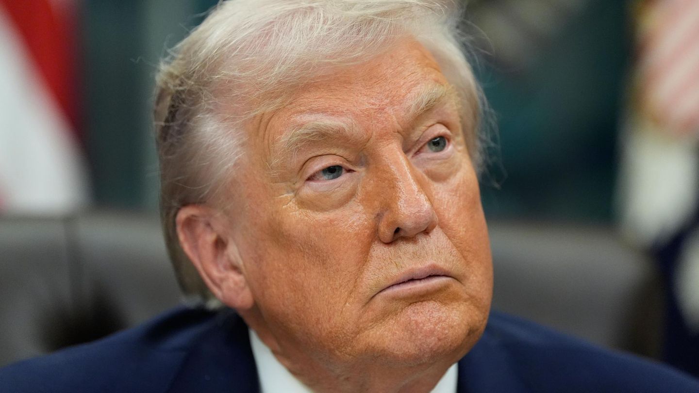 US-Präsident Donald Trump sieht ernüchtert aus, während er im Oval Office sitzt