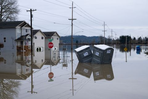 Starkregen setzt Landstriche im US-Bundesstaat Washington unter Wasser. Foto: Stephen Brashear/AP/dpa