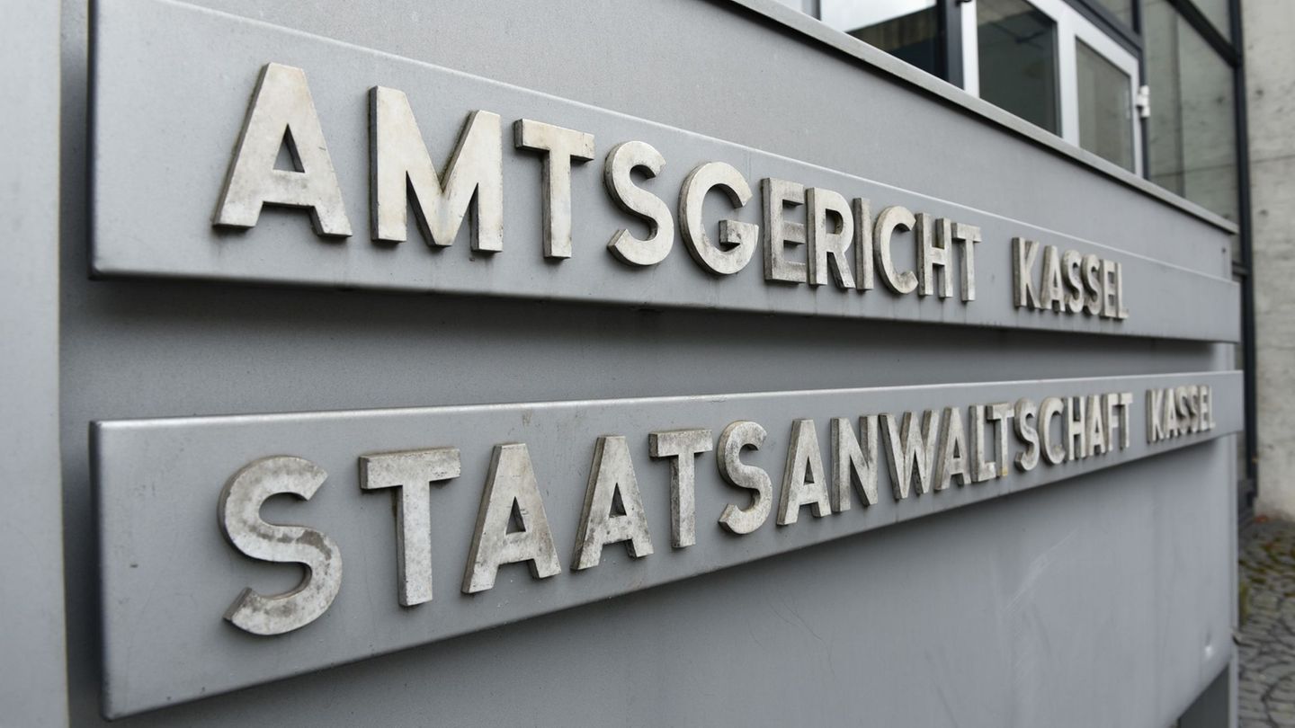 Die Polizisten sollen einen Mann während eines Einsatzes Ende September 2022 vorschriftswidrig im Streifenwagen transportiert ha