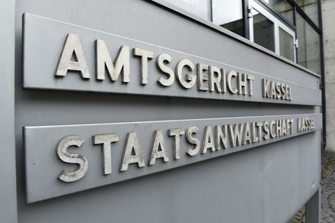 Die Polizisten sollen einen Mann während eines Einsatzes Ende September 2022 vorschriftswidrig im Streifenwagen transportiert ha