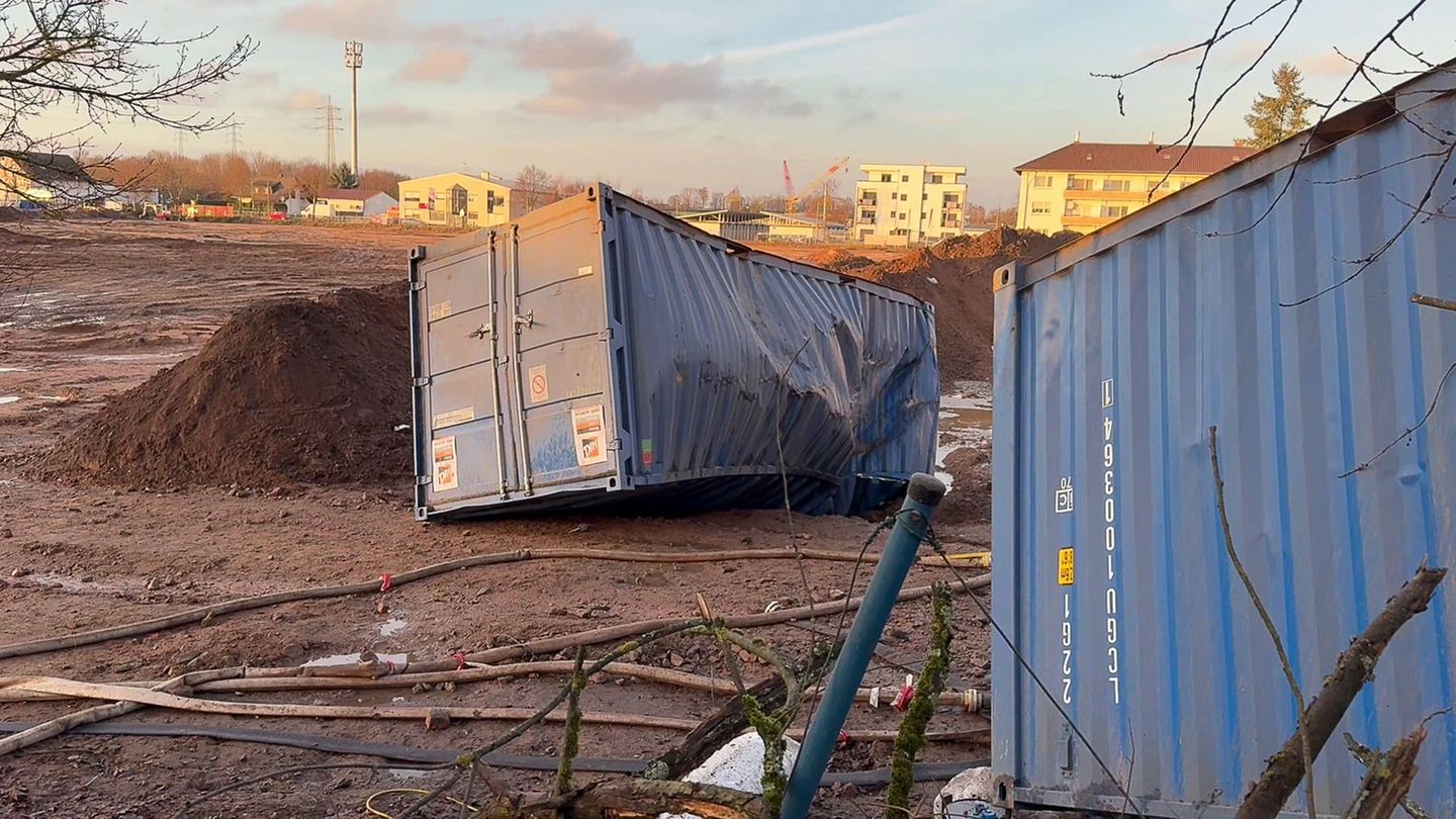 Von der Wucht der Explosion wurden die stählernen Container verbeult. Foto: Michael Bauer/dpa