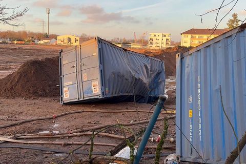 Von der Wucht der Explosion wurden die stählernen Container verbeult. Foto: Michael Bauer/dpa